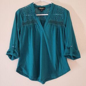 absolutely famous peacock green lace 3/4 sleeve flowy blouse